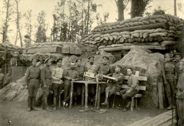 Latviešu strēlnieki Nāves salā pie Vācijas armijas karavīriem atņemtā ložmetēja. 1916. Latvijas Kara muzejs