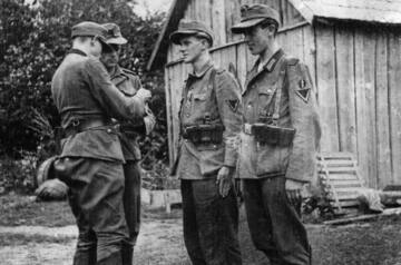 No kreisās uz labo: leitnants Ölker, seržants Dorst, kaprālis Völcker, kareivis Rittweiler.